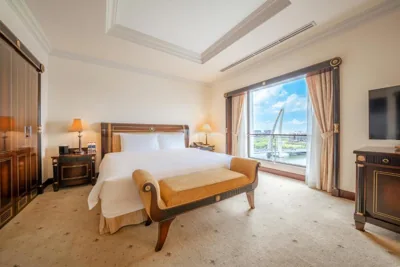 Phòng suite nhìn ra sông — Lotte Hotel Saigon